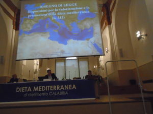 die journalistische Koordinatorin der Konferenz Carmen Marrone - Doktor Maurizio Falbo -Prof. Italo Richichi