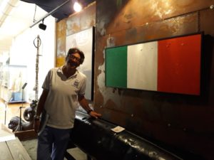 -Mario Fantaccione neben dem Gemälde von Xante Battaglia MYTHOS TRICOLORE im Museum der Marine von La Spezia
